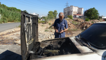 Antalya'da seyir halindeki otomobilin motor bölümünde yangın çıktı