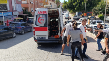 El frenini çekmedi ayağını iki araç arasına sıkıştırdı