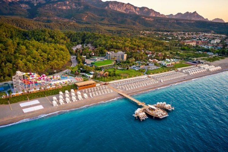 İLK RESORT OTELİNİ KEMER TEKİROVA'DA AÇTI