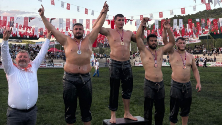 Kemer Belediyesi'nin iki güreşçisi kürsüye çıktı