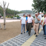 Kemer'de Başkan Topaloğlu yapımı süren parklarda inceleme yaptı