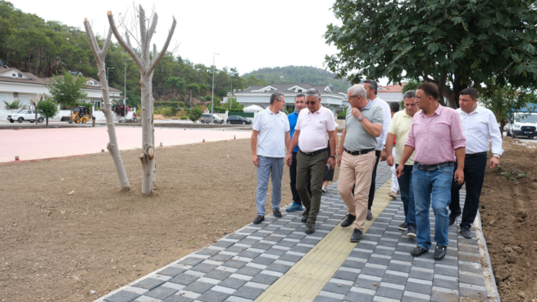 Kemer'de Başkan Topaloğlu yapımı süren parklarda inceleme yaptı