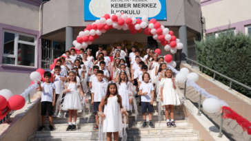 Kemer'de İlköğretim Haftası'na coşkulu kutlama