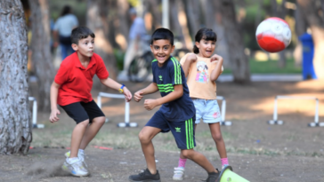 Konyaaltı'nda çocuklar hem eğlenip, hem de spor yapıyor