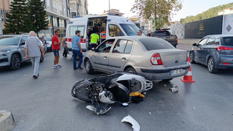 Manavgat'ta motosikletle otomobil çarpıştı 2 kişi yaralandı