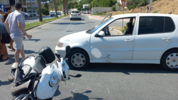 Otomobille çarpışan motosikletin sürücüsü yaralandı