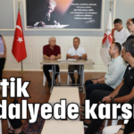 Plastik sandalyede karşıladı