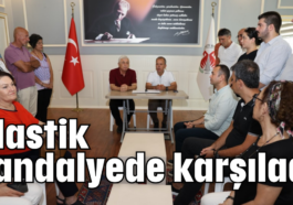 Plastik sandalyede karşıladı