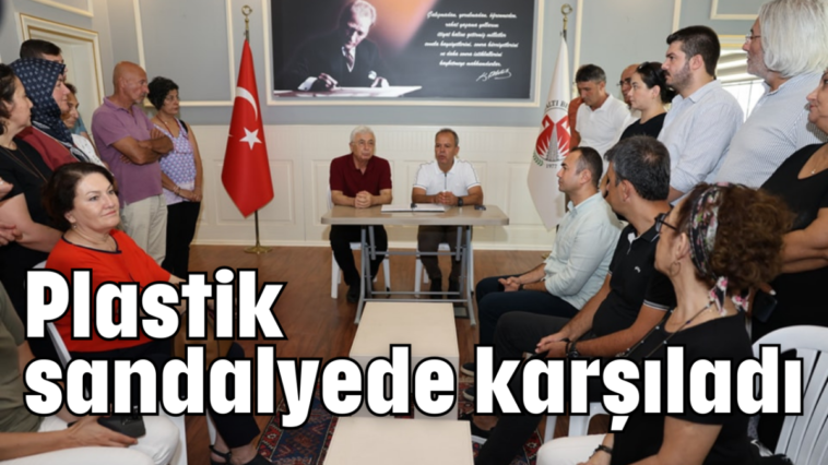 Plastik sandalyede karşıladı