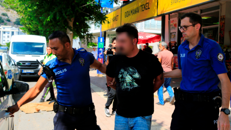 Polise direnen sürücüye ters kelepçe takıldı