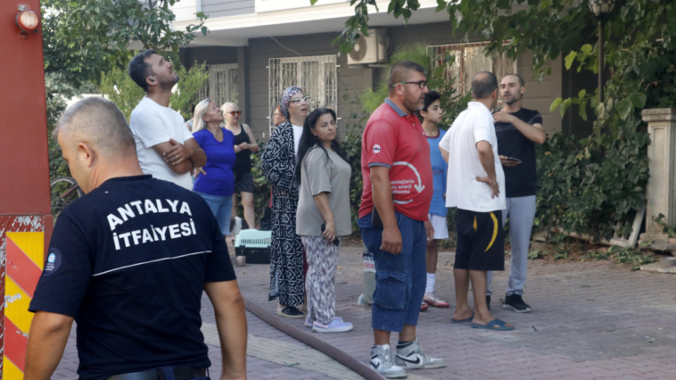 Şofbende yangın çıktı apartman sakinleri sokağa döküldü