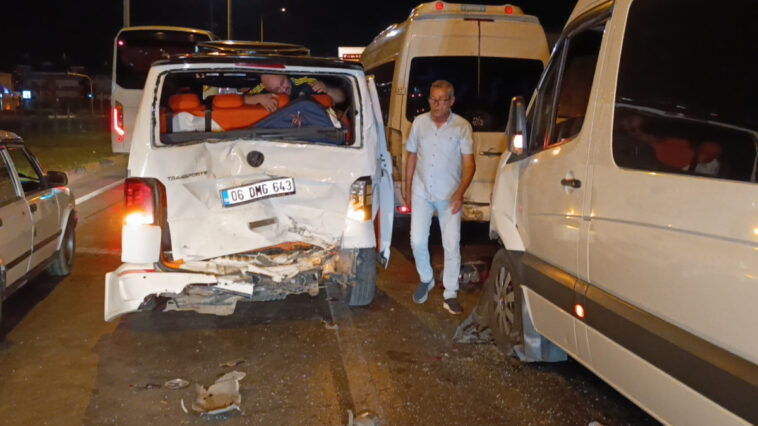 Tur minibüslerinin çarpıştığı kaza ucuz atlatıldı