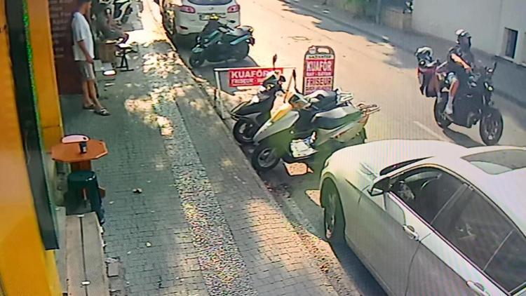 Sürücüsünün tekerini kaldırdığı motosikletten düşen kadın yaralandı; o anlar kamerada