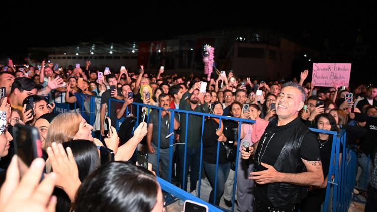 Başkan Böcek, Elmalıda Haluk Levent konserine katıldı