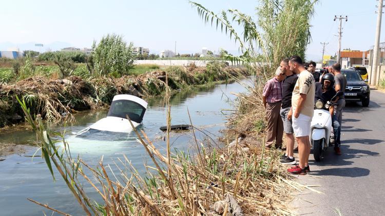 Virajı geniş alınca otomobille kanala düştüler