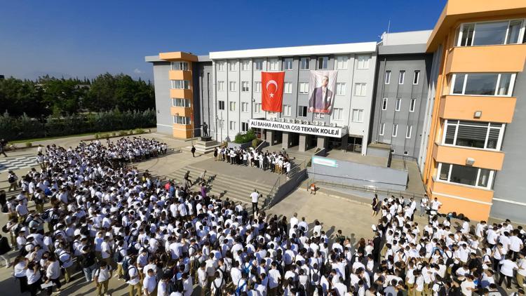 Ali Baharın adı, hizmete açtığı teknik koleje verildi