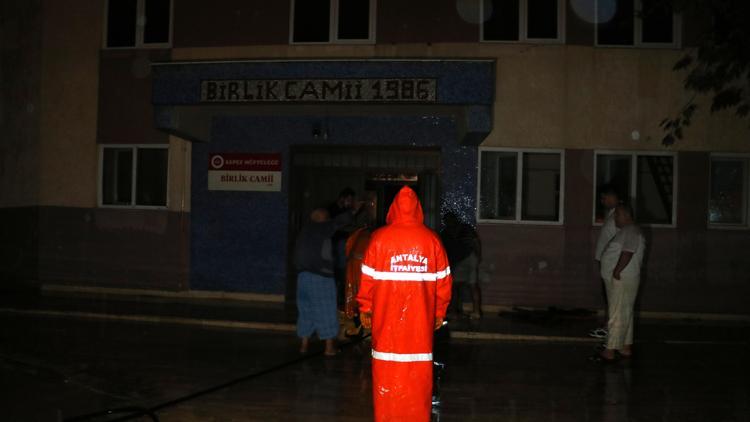 Camide korkutan yangın