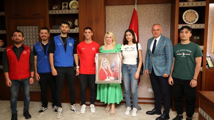 Olimpiyat madalyalı sporcudan rektöre ziyaret