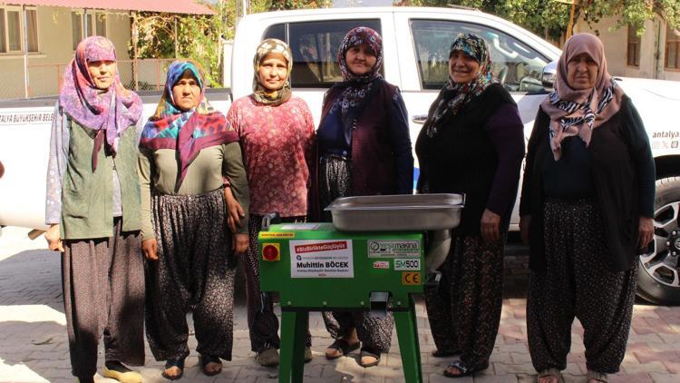 Köylü kadınlara salça makinesi