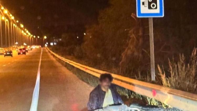 Motosikletiyle bariyere çarptı, yola devam edince minibüsün altına girdi