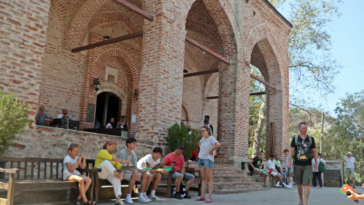 793 yıllık tarihi camiye turistler yoğun ilgi gösteriyor