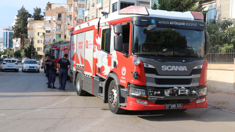 Antalya'daki balkon yangını büyümeden söndürüldü