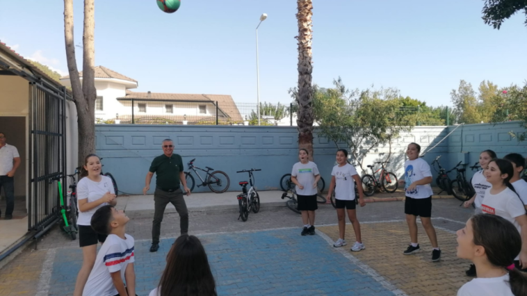 Başkan öğrencilerle voleybol oynadı