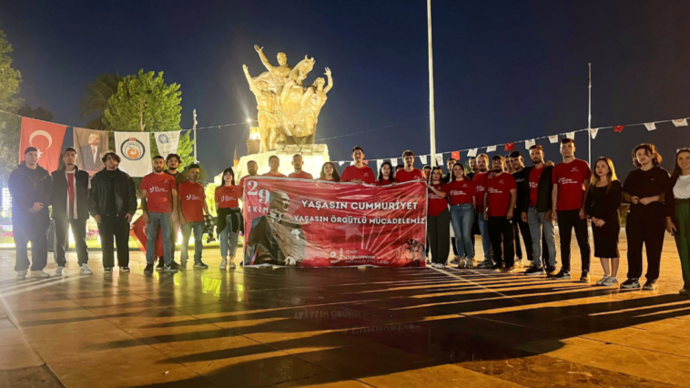 CHP Gençliği Cumhuriyet manifestosunu haykırdı