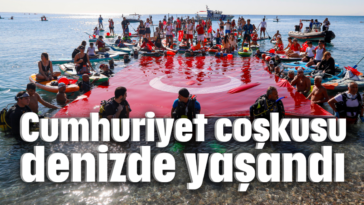 Cumhuriyet coşkusu denizde yaşandı