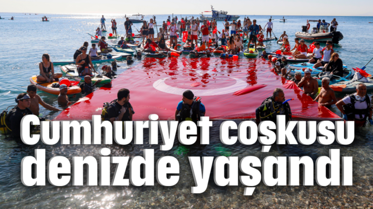 Cumhuriyet coşkusu denizde yaşandı