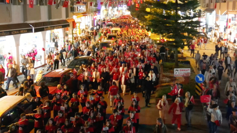 Cumhuriyet coşkusu Kemer'de de yaşandı