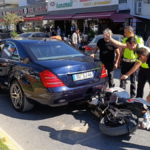 Duran otomobilin altına giren motosikletteki 2 kişi yaralandı