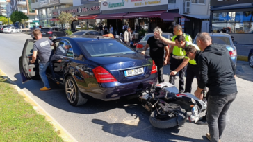 Duran otomobilin altına giren motosikletteki 2 kişi yaralandı