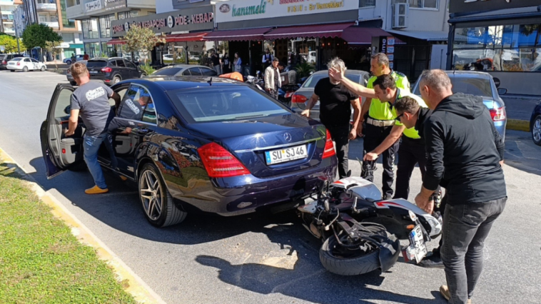 Duran otomobilin altına giren motosikletteki 2 kişi yaralandı