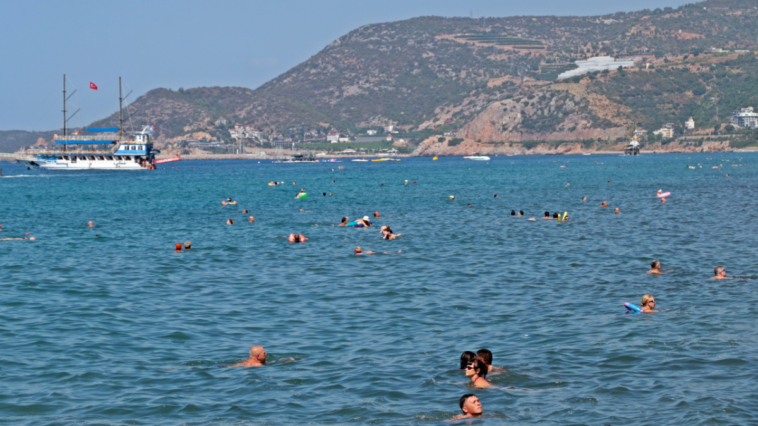 Güneşli havayı gören soluğu plajda aldı