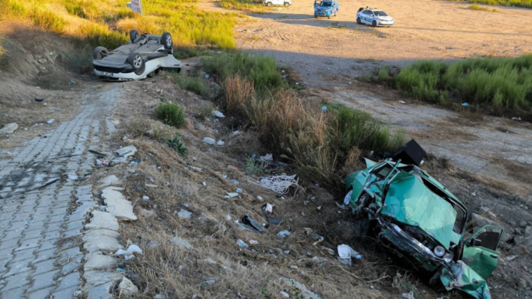 İki otomobil çarpıştı hurdaya dönen araçlardaki 3 kişi yaralandı