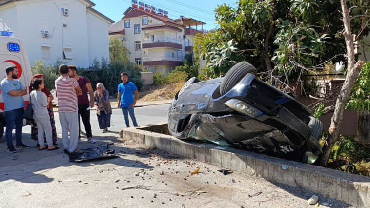 İstinat duvarına çarpan otomobil, bahçe duvarında asılı kaldı