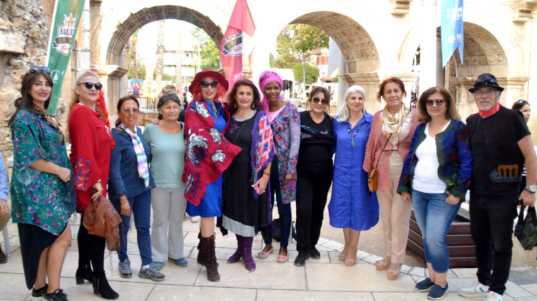 Kaleiçi Festivali'nin son gününde keçe kıyafet defilesi düzenlendi