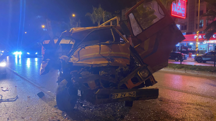 Kamyonla kamyonet çarpıştı, yaralanan sürücüye ilk yardımı kamyon şoförü yaptı