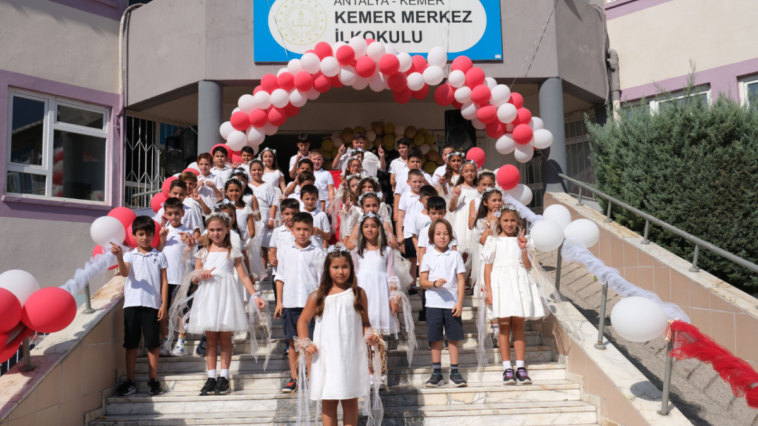 Kemer'de İlköğretim Haftası'na coşkulu kutlama