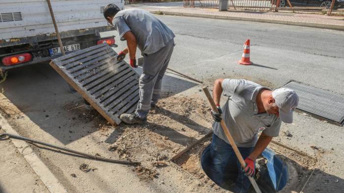 Kepez'de mazgallar sel baskınlarına karşı temizleniyor