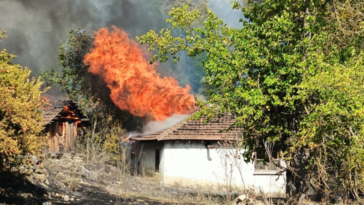 Kumluca'daki yangında 20 dönüm çam ormanı ve bir köy zarar gördü