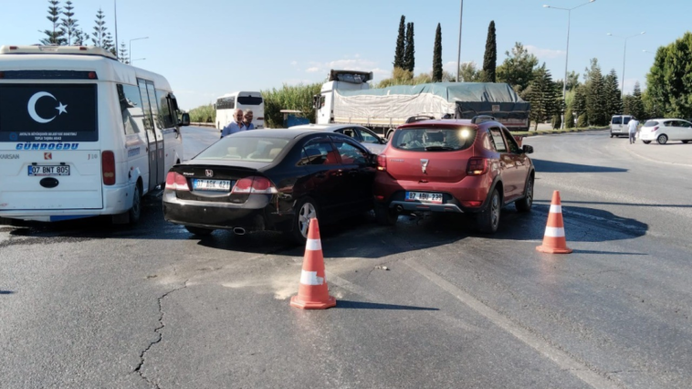 Manavgat'ta 2 otomobil çarpıştı, şans eseri yaralanan olmadı