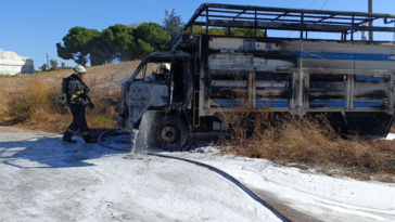 Manavgat'ta seyir halindeki kamyonda yangın çıktı