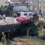 Otomobil sulama kanalında asılı kaldı