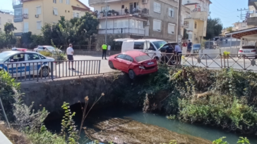 Otomobil sulama kanalında asılı kaldı