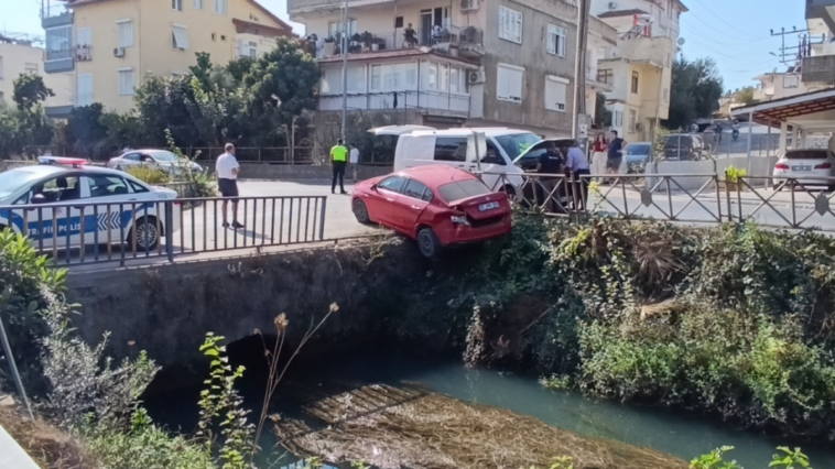 Otomobil sulama kanalında asılı kaldı