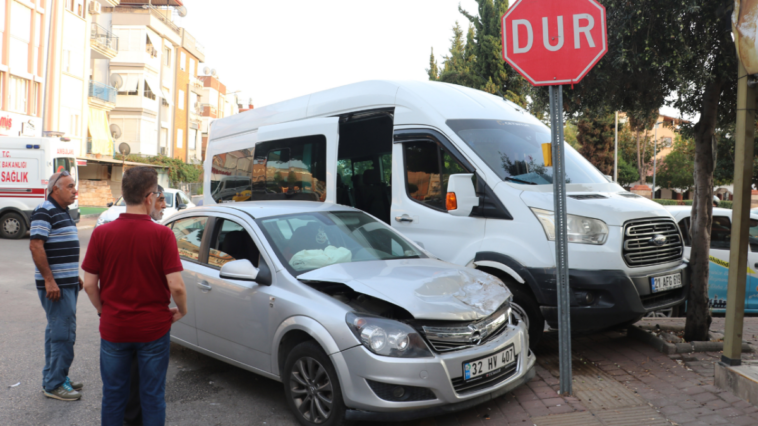 Personel servisinin otomobille çarpıştığı kazada 4 kişi yaralandı