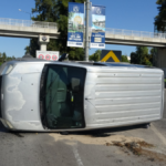 Refüje çarpıp takla atan aracın sürücüsünün burnu bile kanamadı