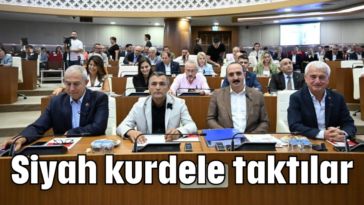 Siyah kurdele taktılar